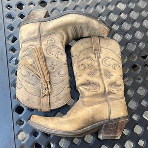 Tassel Ariat point toe cowgirl boots.